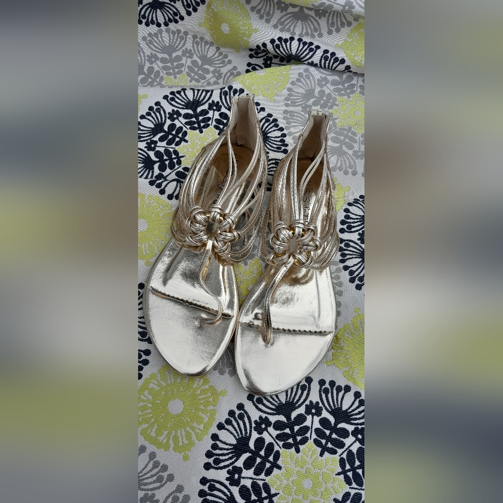 Kiss and Tell🍀 Women's gold tie-up sandals size 7
